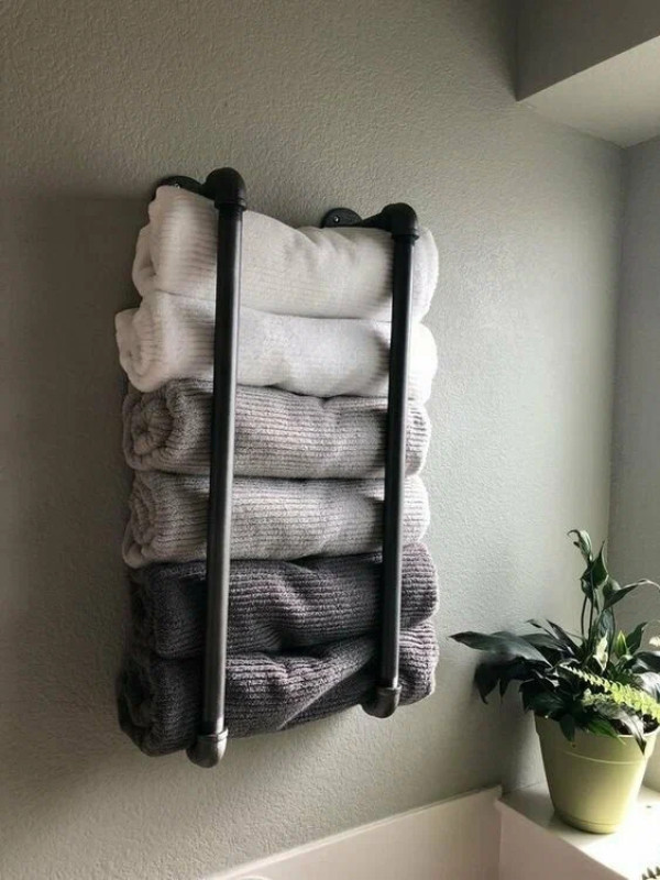 Настенная полка-держатель для полотенец из труб